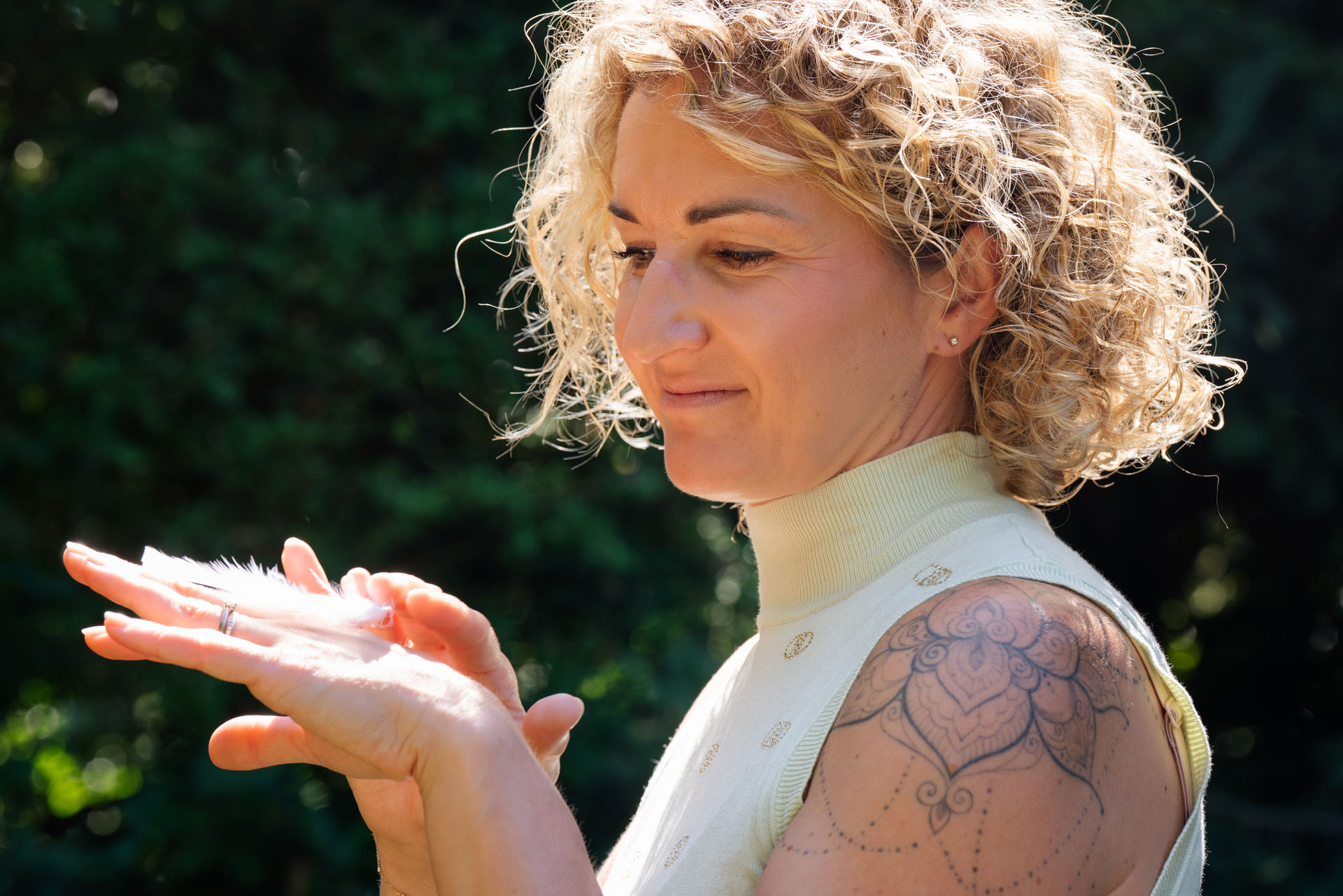 Juliane Scheller Coaching und Hypnose in Dresden Radebeul weiße Feder