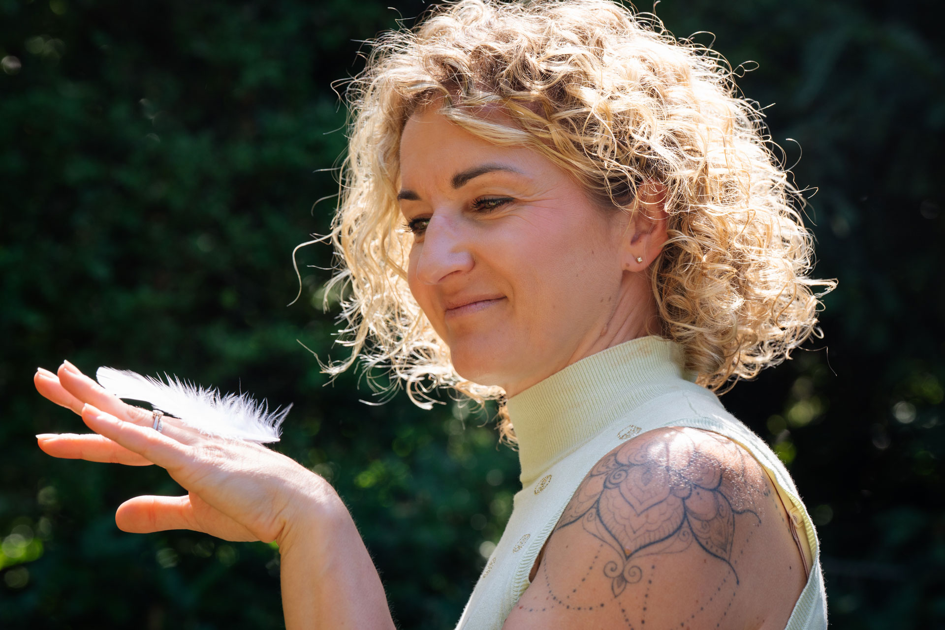 Juliane Scheller Coaching und Hypnose in Dresden Radebeul weiße Feder Juliane Scheller Coaching und Hypnose in Dresden Radebeul Foto Vergangenheit Über mich